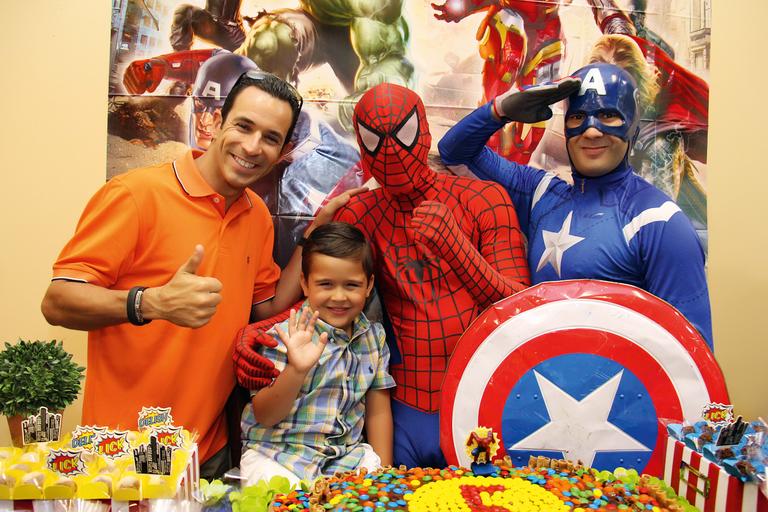 Helio Castroneves brinca com Dudes e super-heróis
