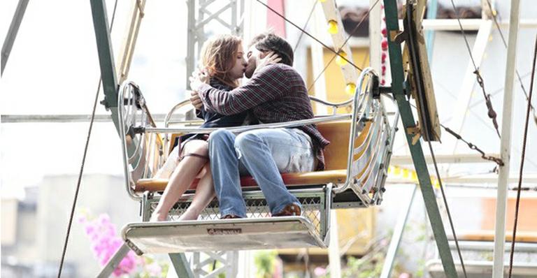 ‘Amor à Vida’: Nicole e Thales se beijam no alto da roda gigante