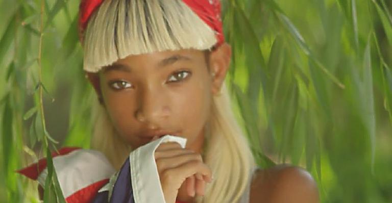 Filha de Will Smith, Willow Smith aparece loira em novo clipe