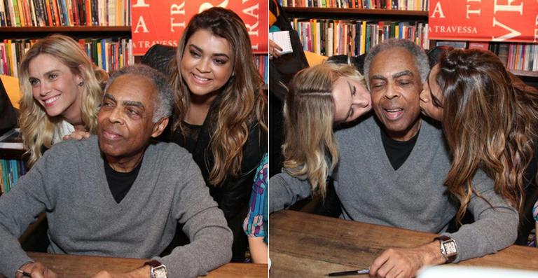 Gilberto Gil recebe o carinho de Carolina Dieckmann e Preta Gil em lançamento de livro