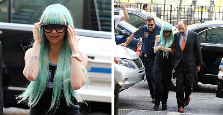 De cabelo azul, Amanda Bynes chega ao tribunal em Nova York para julgamento