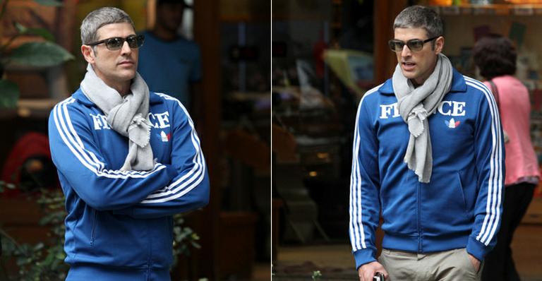 Charmoso! De cachecol, Reynaldo Gianecchini almoça com empresária no Rio