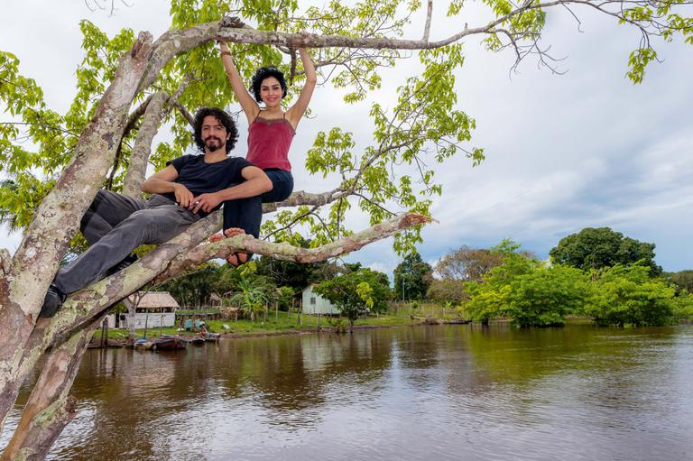Letícia Sabatella e Fernando Alves Pinto fazem passeio pelo Rio Amazonas, em Parintins