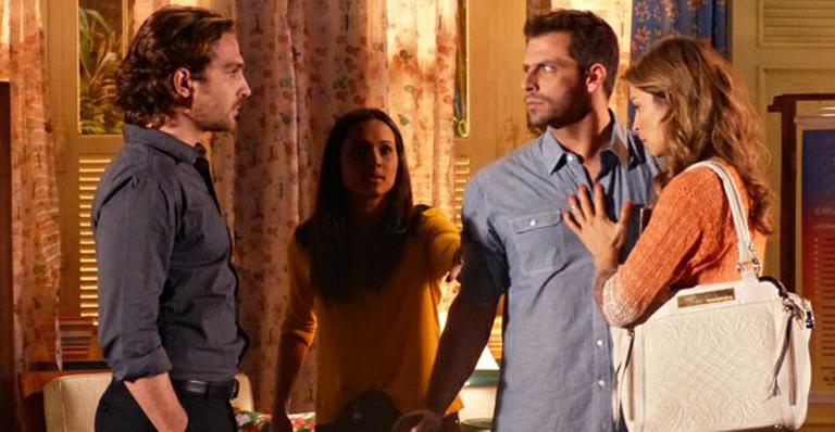 ‘Flor do Caribe’: Alberto flagra Ester e Cassiano com documentos secretos de Dionísio