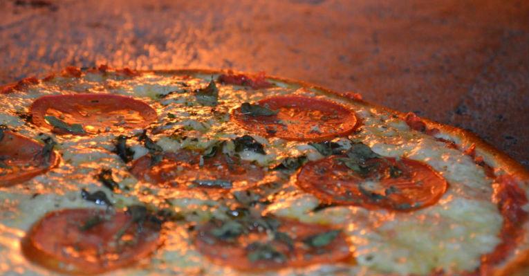 Dia da Pizza: aprenda a fazer uma massa versátil para receitas doces e salgadas