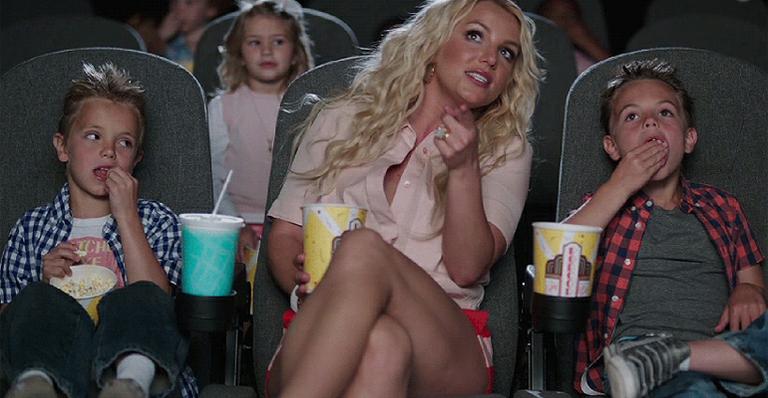 Britney Spears grava clipe com os filhos para a música do filme ‘Os Smurfs 2’