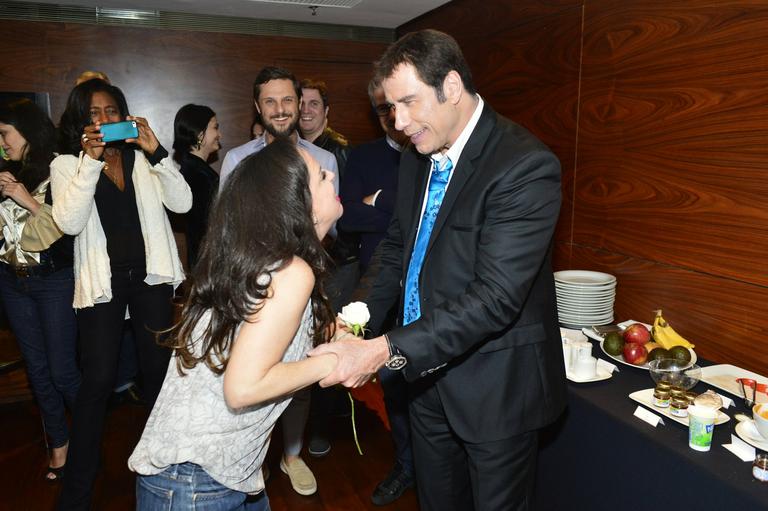 Bebel Gilberto tieta John Travolta em show no Rio