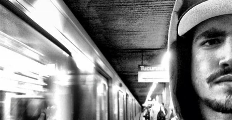 Caio Castro anda de metrô em São Paulo