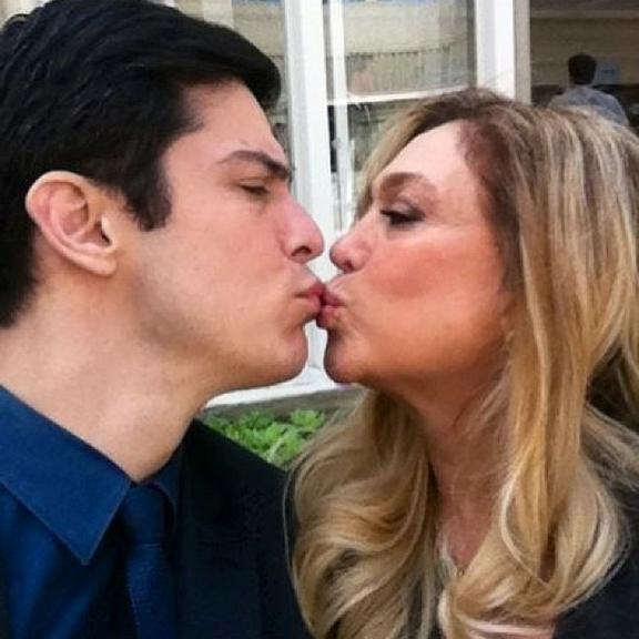 Susana Vieira dá selinho em Mateus Solano