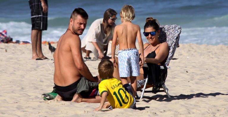 Fernanda Lima e Rodrigo Hilbert curtem dia na praia com os gêmeos