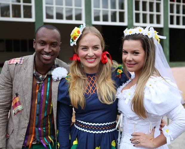 Thiaguinho e Fernanda Souza se vestem de noivos com Angélica