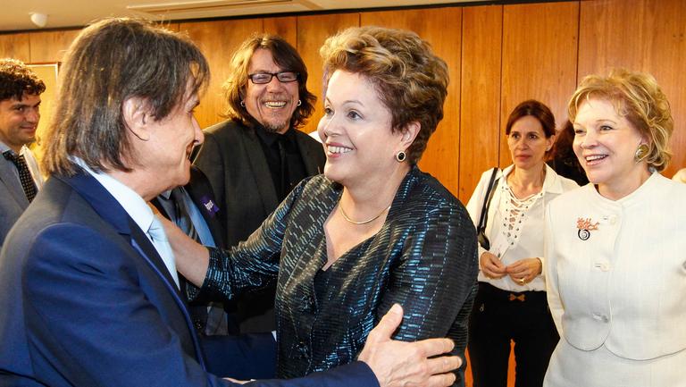 Roberto Carlos saúda Dilma