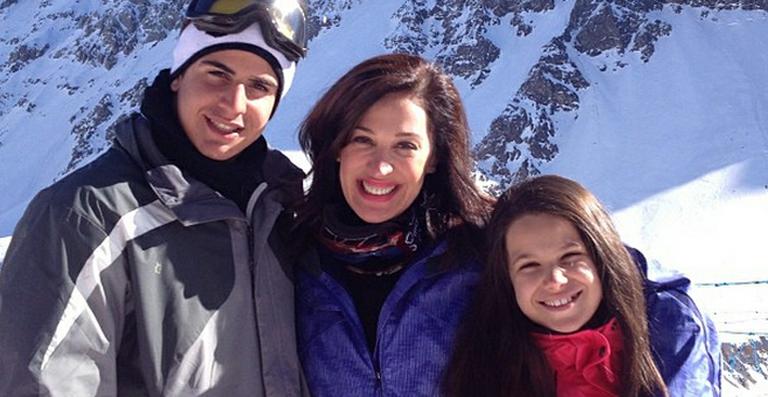 Claudia Raia leva os filhos para esquiar no Chile