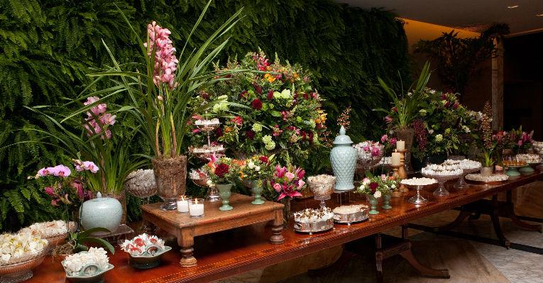 Mesas de doces assimétricas garantem movimento à decoração da festa de casamento