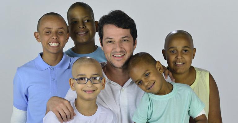 Marcelo Serrado grava campanha contra câncer infantil