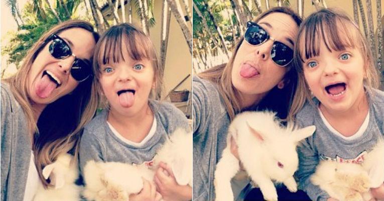 Ticiane Pinheiro e Rafa Justus brincam com coelhos e fazem caretas para foto