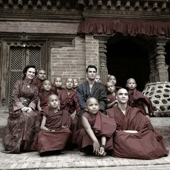 Bruno Gagliasso mostra gravações de Joia Rara no Nepal
