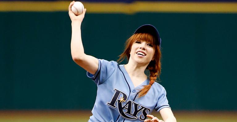 Carly Rae Jepsen paga mico em jogo de baseball. Assista ao vídeo!