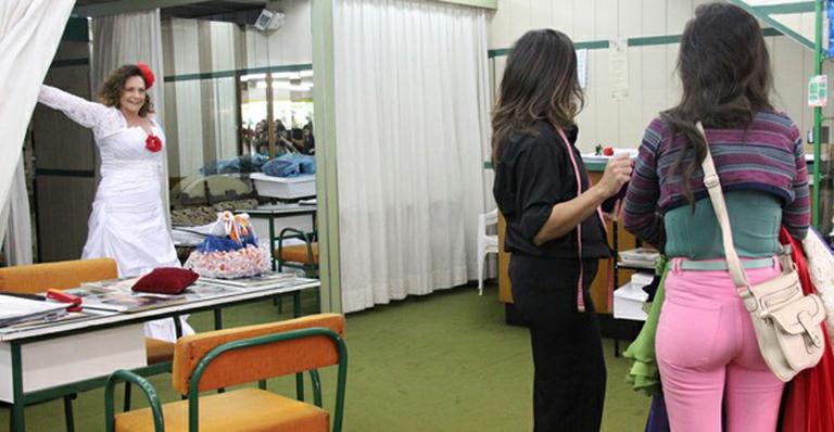Valdirene ajuda a mãe a escolher o segundo vestido de noiva em ‘Amor à Vida’