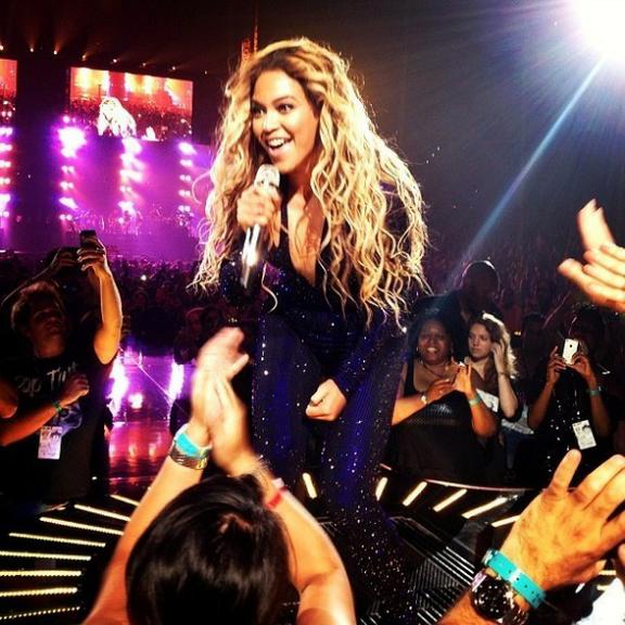 Beyoncé dá bronca em fã que a filma durante show