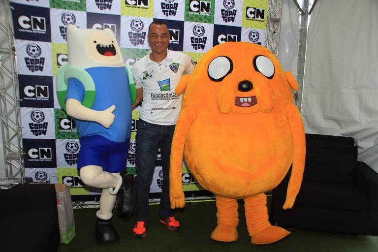 Cafu brinca com personagens de desenho em evento