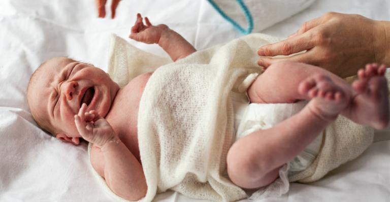 Cólicas do bebê podem piorar com a ansiedade dos pais. Veja como prevenir