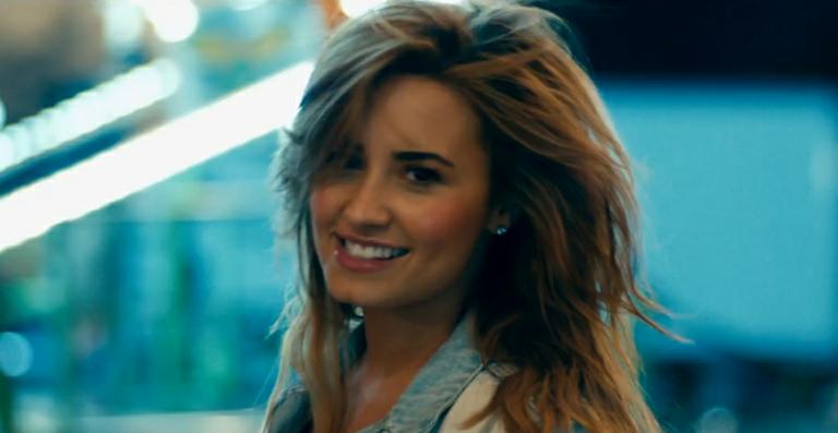 Em estreia como diretora, Demi Lovato aposta em clichê americano no clipe de ‘Made In The USA’