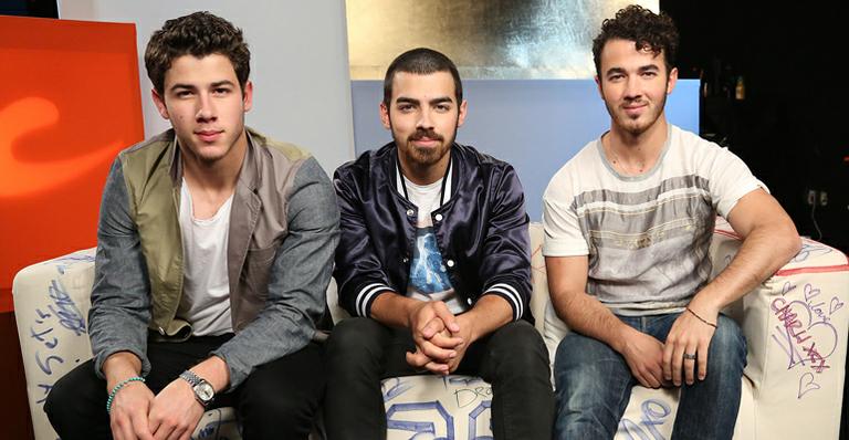 Cantores da banda Jonas Brothers quebram o silêncio e mandam mensagens para os fãs