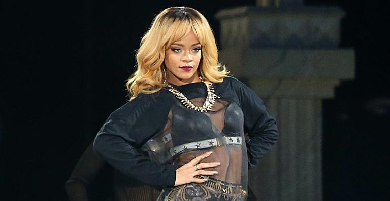 Vídeo: Fã joga salgadinho em Rihanna após atraso em show e cantora se irrita