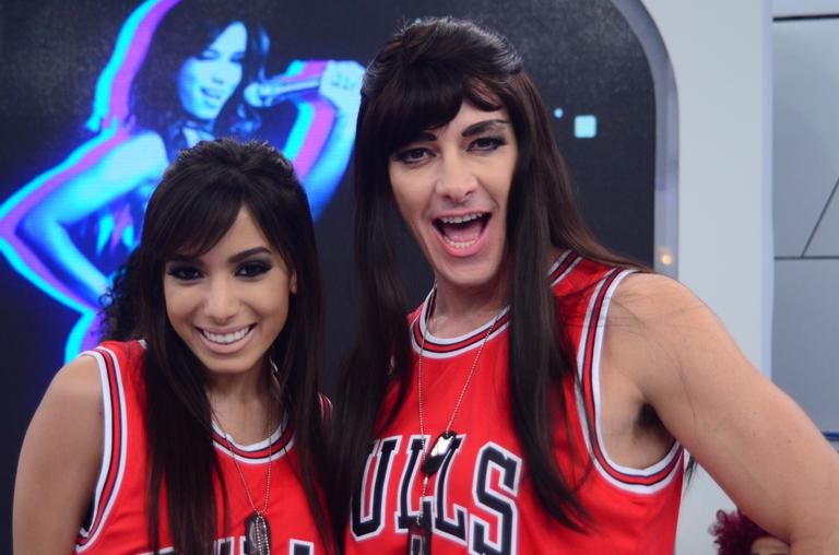 Rodrigo Faro se veste de Anitta e recebe a cantora em seu programa