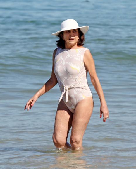 Betty Faria curte dia de sol