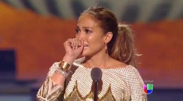 Jennifer Lopez chora em premiação na frente do ex