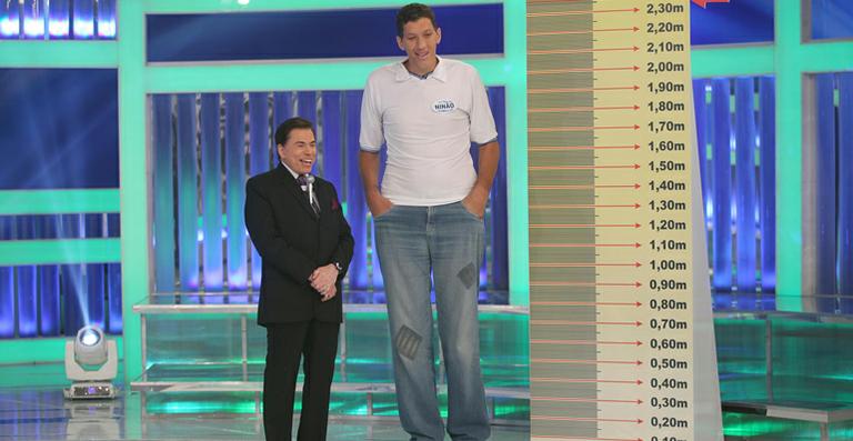 Silvio Santos conhece o homem mais alto do Brasil