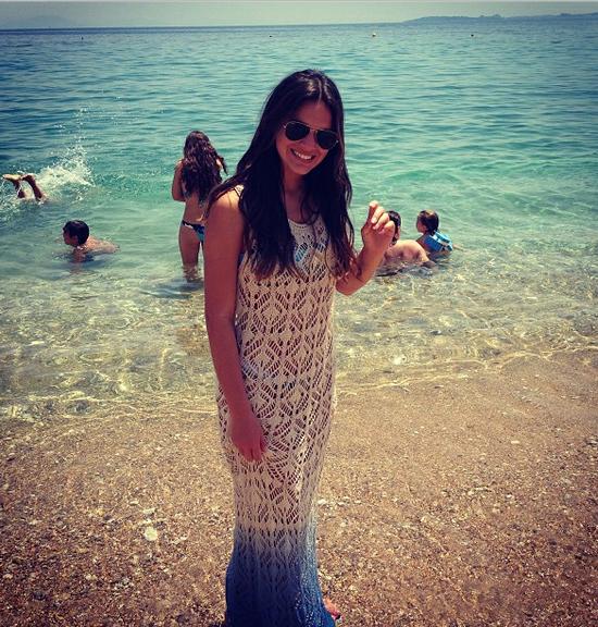 Bruna Marquezine usa vestido de crochê em praia na Grécia