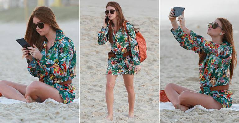 Com look estampado, Marina Ruy Barbosa curte praia em dia de folga