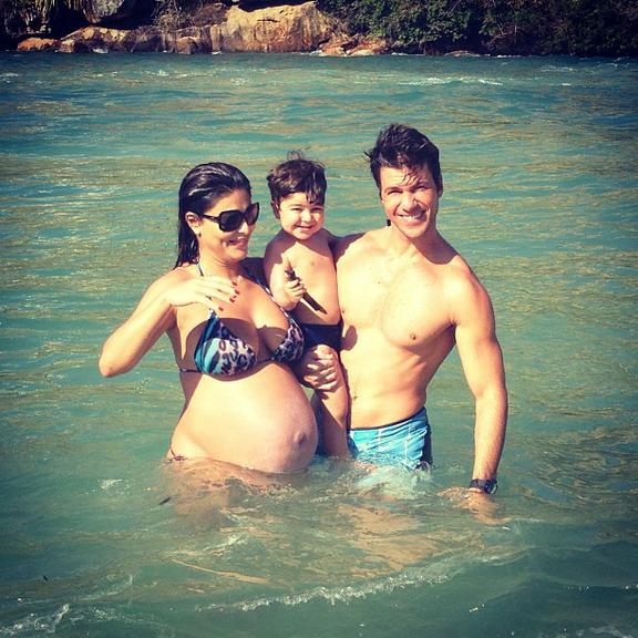 De biquíni, Juliana Paes exibe barrigão ao lado da família
