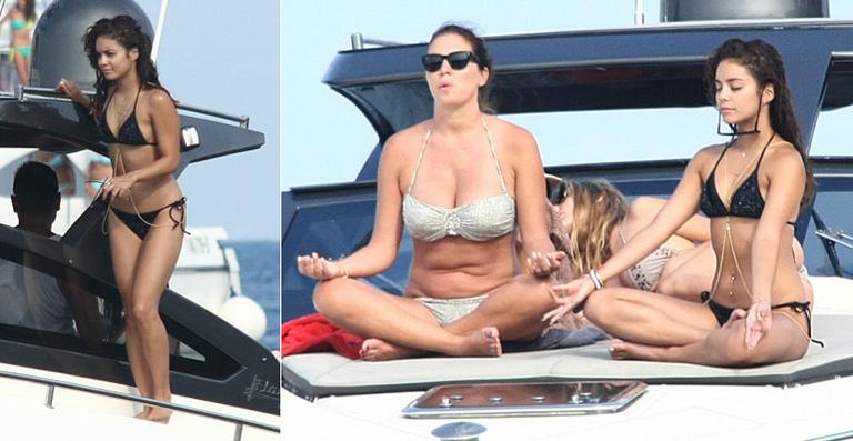Vanessa Hudgens medita em iate e mostra boa forma