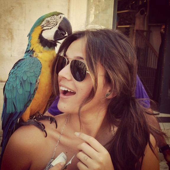 Bruna Marquezine se diverte com arara na Croácia