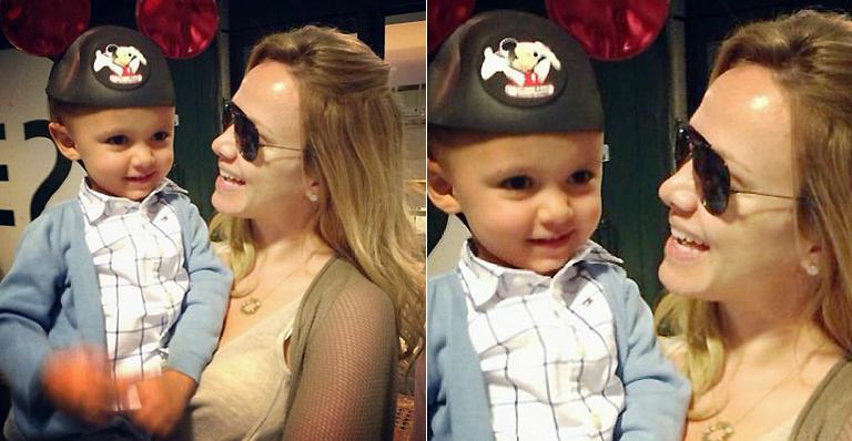 Eliana leva o filho ao teatro