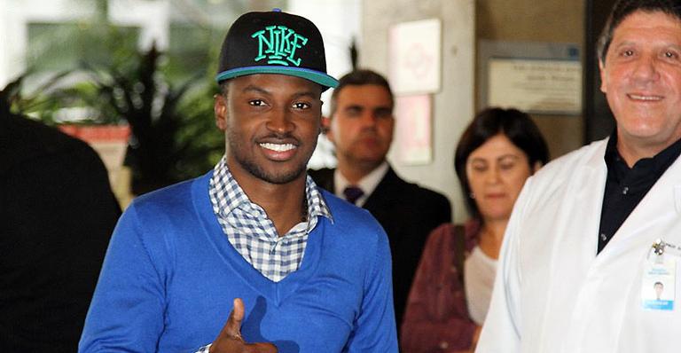 Thiaguinho recebe alta e deixa hospital