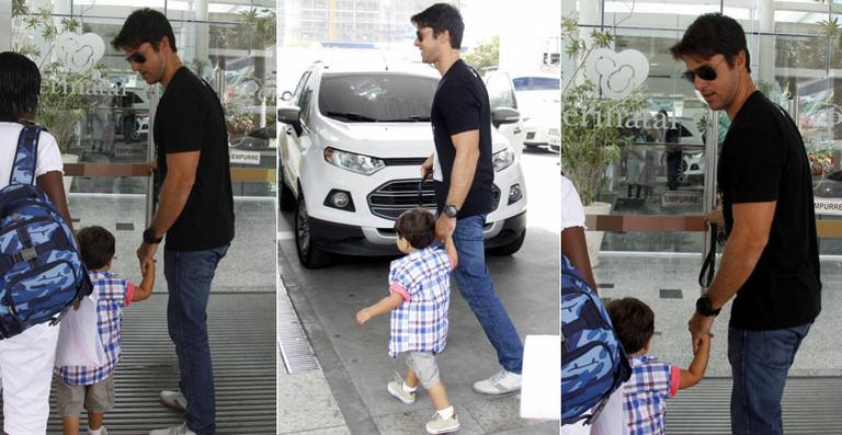Marido de Juliana Paes leva o filho para conhecer o irmãozinho na maternidade