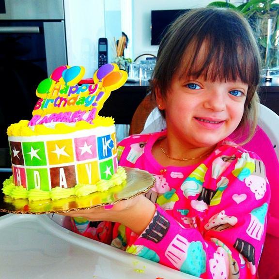 Rafa Justus completa 4 anos e posa com bolo
