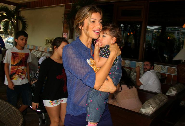 Grazi Massafera passeia com Sofia