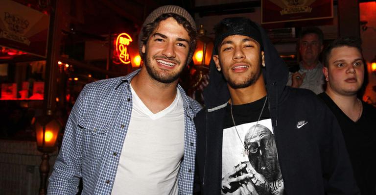 Neymar e Alexandre Pato curtem a noite juntos em São Paulo