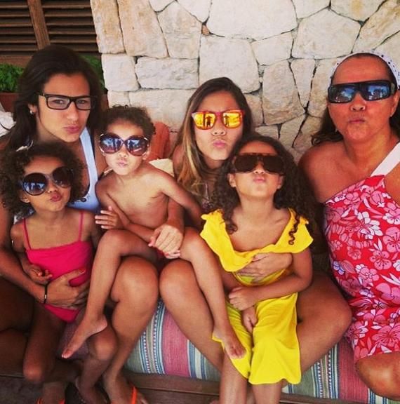Paula Morais posa com a família de Ronaldo na Espanha