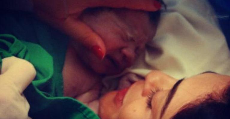 Juliana Paes mostra o rostinho de Antonio pela primeira vez