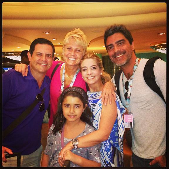 Xuxa e Junno fazem cruzeiro com amigos pela Europa