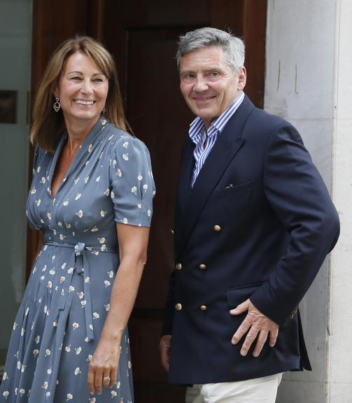 Pais de Kate Middleton visitam a filha e o neto no hospital