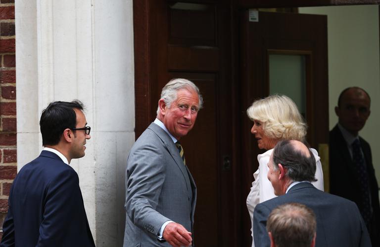 Príncipe Charles visita o primeiro neto