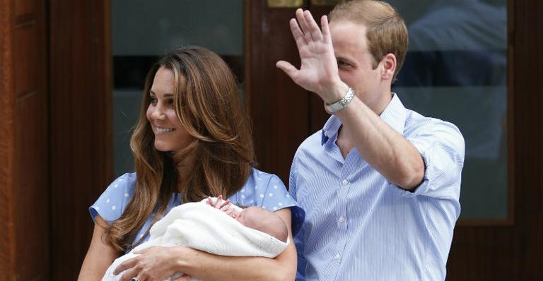Kate Middleton deixa o hospital com o filho nos braços